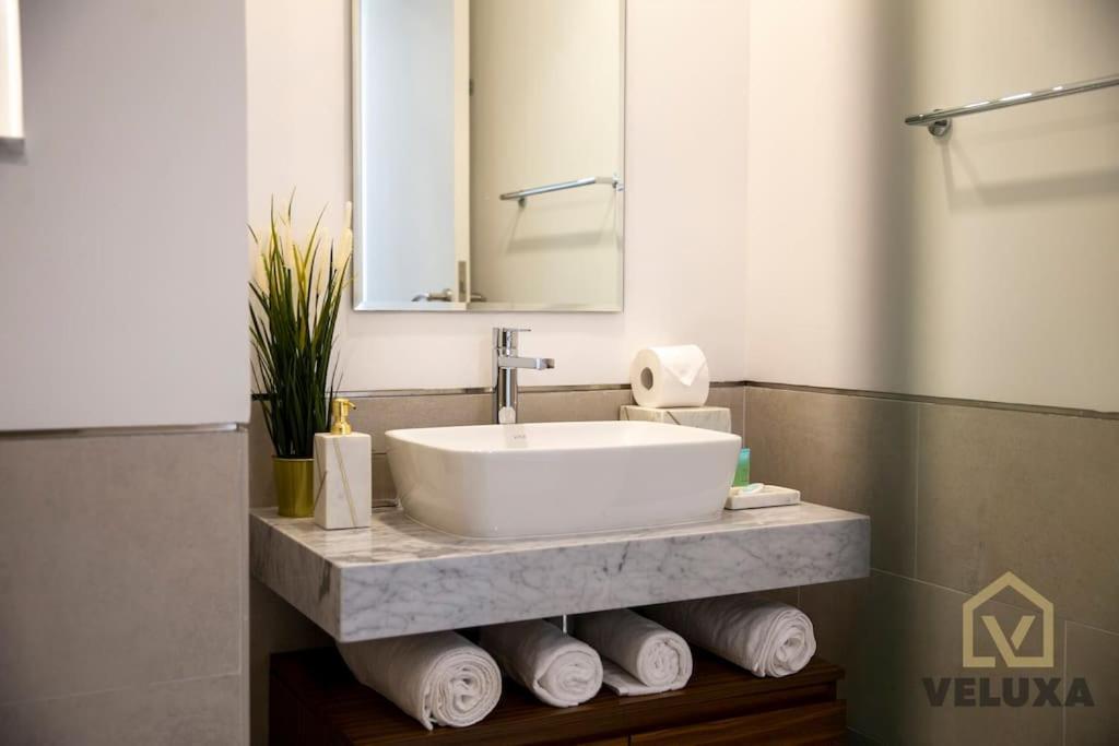 Veluxa - Luxury And Bright 1 Bedroom Apartment, Burj View! Dubai Exteriör bild