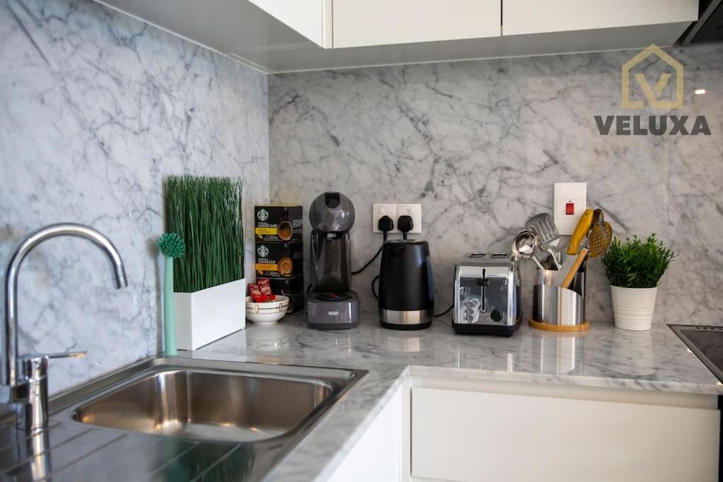 Veluxa - Luxury And Bright 1 Bedroom Apartment, Burj View! Dubai Exteriör bild
